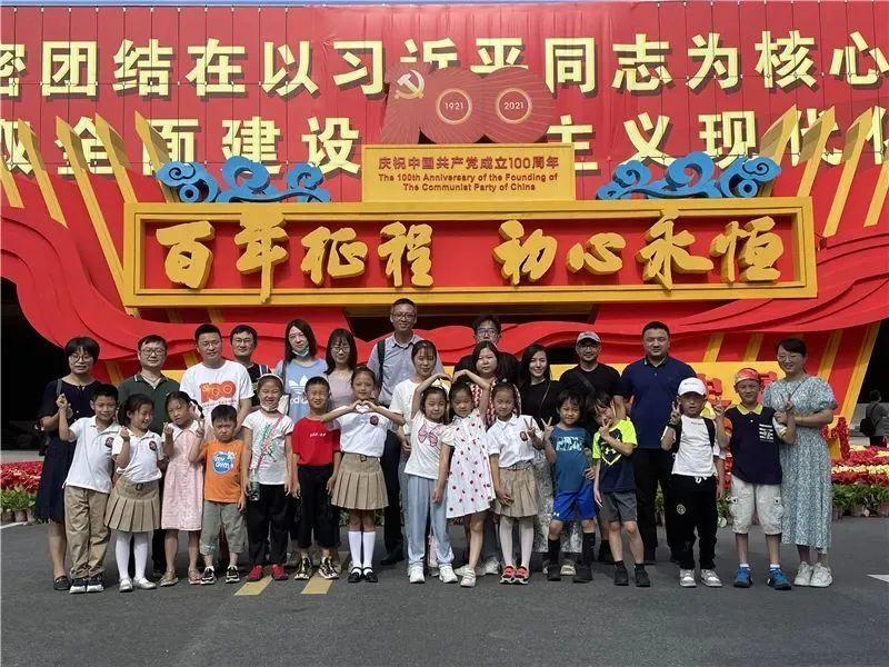 这回不是AI！尔滨冰马俑应邀上线，阳光之下晶莹剔透
